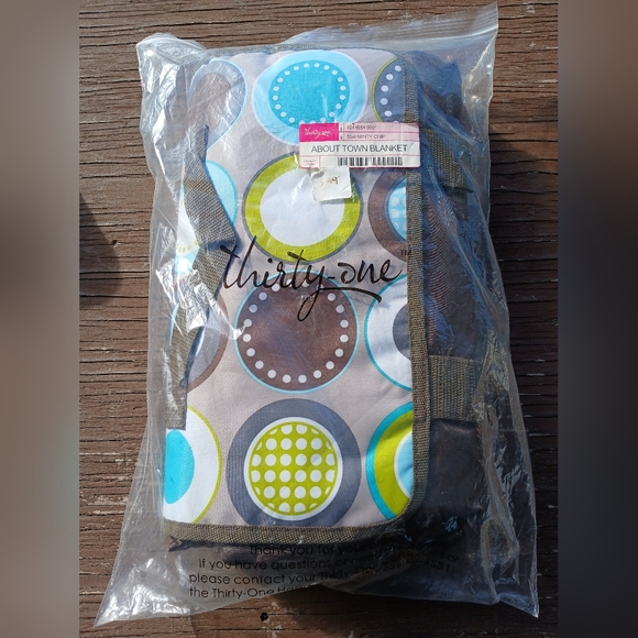 Thirty-One About Town Blanket - Picture 10 of 12